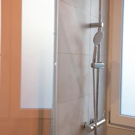 Apartment 200m Mestre Station 3 Big Bedrooms With Ac Tv *